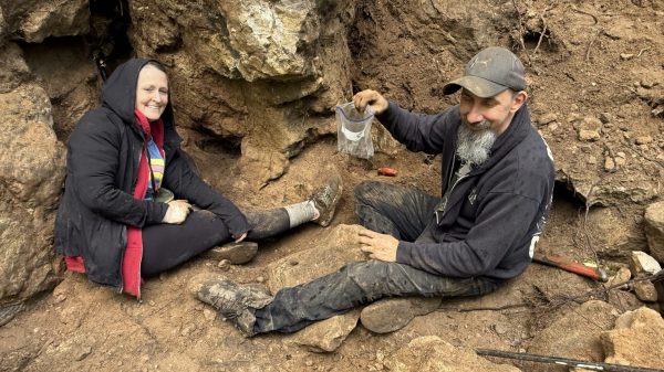 group digging for Herkimer diamonds at Diamond Mountain